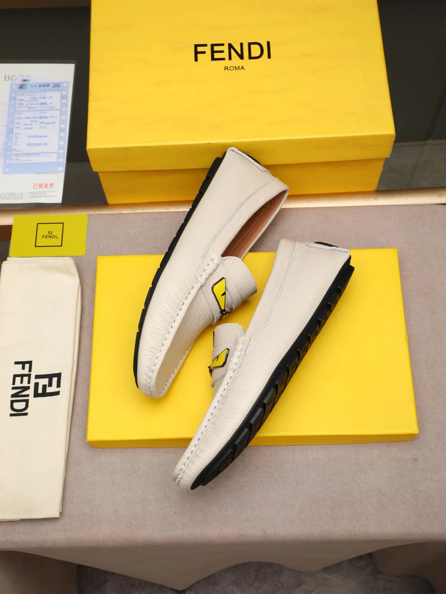 Men's shoes 💰400💰[FENDI] The little monster of Fendi F family, which is popular all over the world, is coming in a big way, the latest color, driving slip-on loafers, avant-garde and versatile fashion men's shoes, bun shoes, bean shoes👌👌👌 Private mold opening, 1:1 reproduction... The upper is made of first-layer cowhide, and the first-layer pigskin lining... is extremely comfortable, fashionable, simple, atmospheric and personalized [color] The side of the shoe is more refined, and the overall effect is handsome [ Turn in a circle][Turn in a circle]💭This hardware monster with eyes is not the popular version on the market🚳🚳Compared with the old model, it is more trendy, eye-catching and more classy🔰This summer, the little monster will subvert the old ideas and share the fashion with you🔱A must-have for fashionistas! Must keep it for yourself! Online outsole, high-end quality workmanship. Color: black, blue, white, red. Matching code: 38-44 (45 46 47 customized) (standard leather shoe size)
